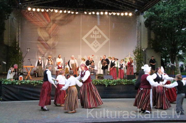 Jumpravas kultūras nama folkloras kopa "Liepu laipa" festivāla "Baltica 2015" koncertā Vērmanes dārzā, Rīga 2015